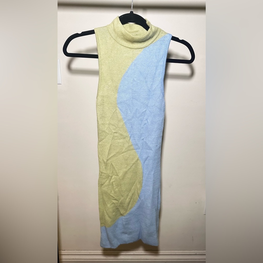 Verge girl dress size small & does have some pulls